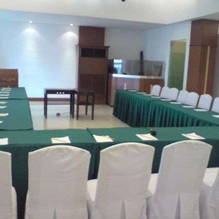 Cherry Blossoms Hotel Manilla Buitenkant foto