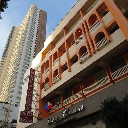 Cherry Blossoms Hotel Manilla Buitenkant foto