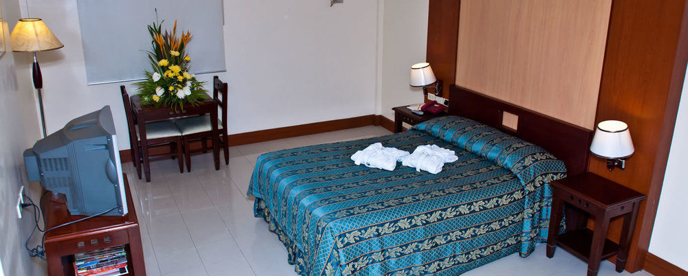 Cherry Blossoms Hotel Manilla Buitenkant foto