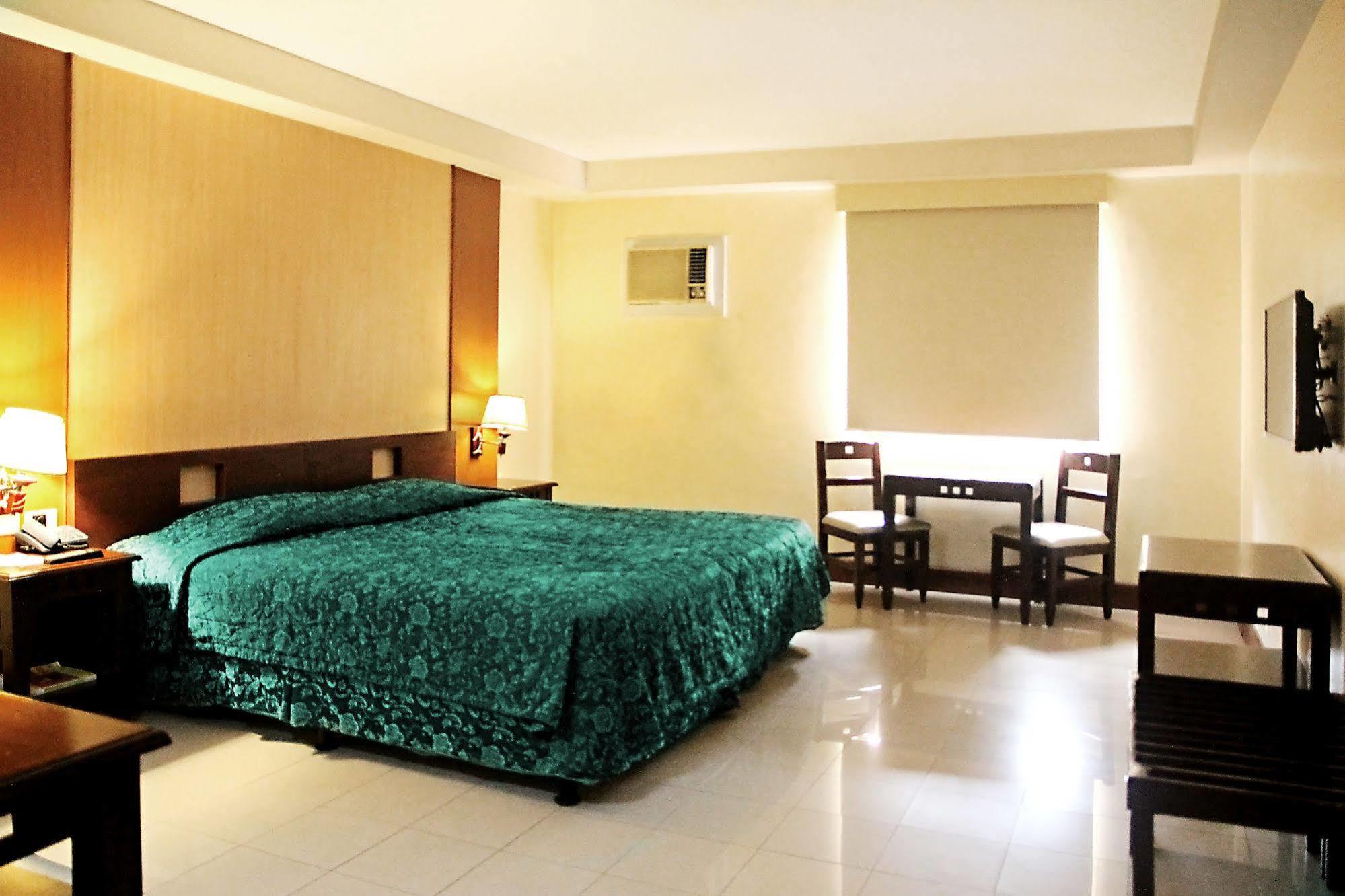 Cherry Blossoms Hotel Manilla Buitenkant foto
