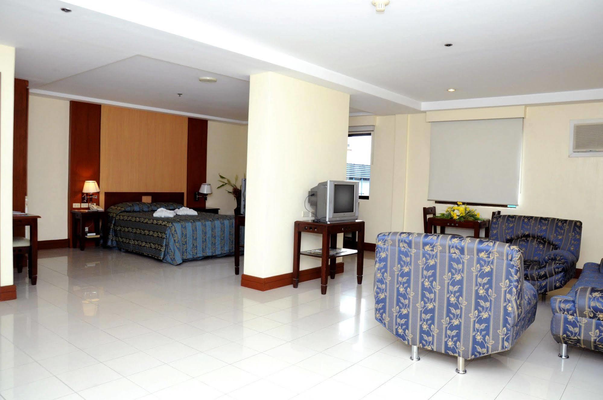 Cherry Blossoms Hotel Manilla Buitenkant foto