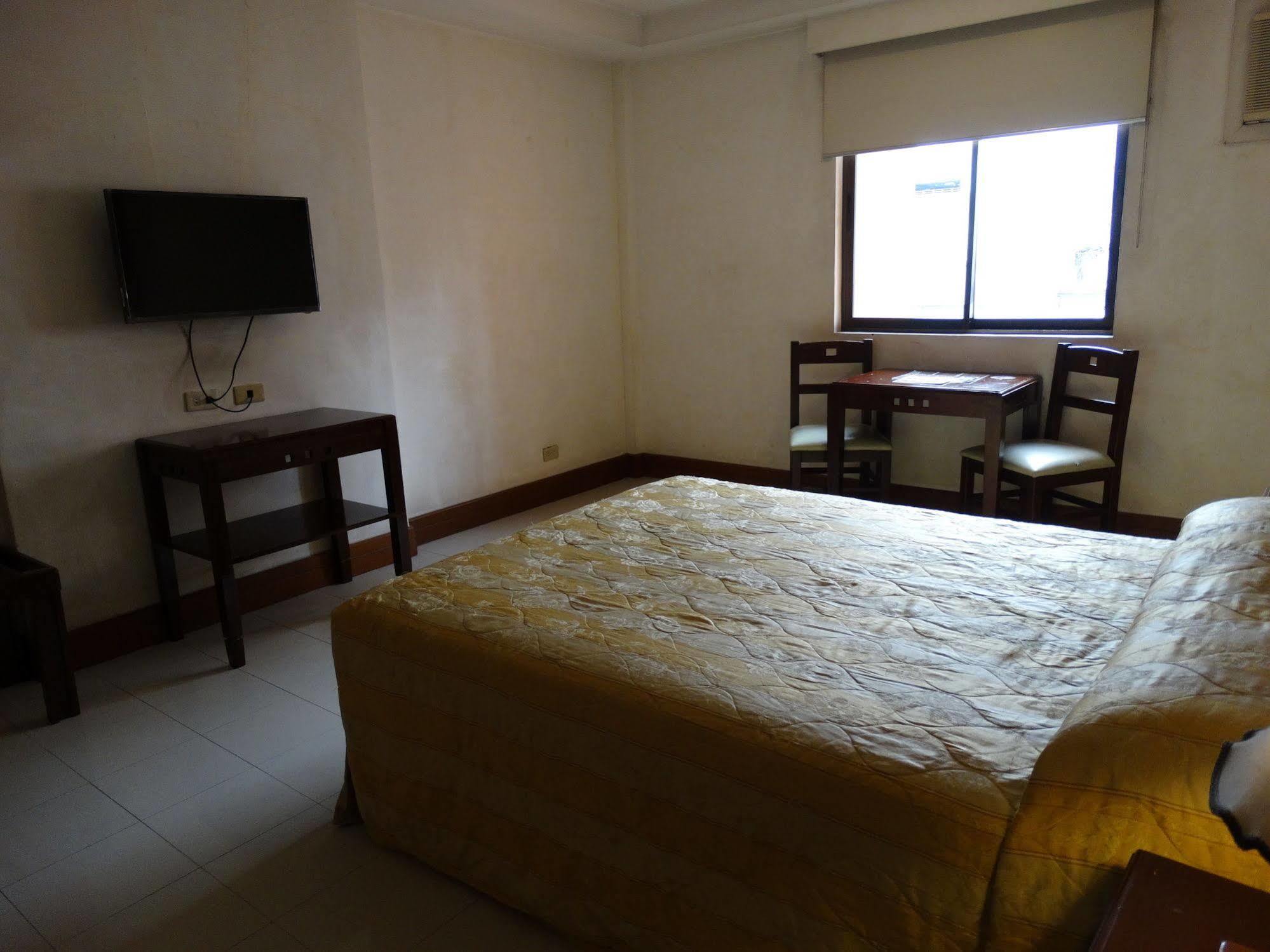 Cherry Blossoms Hotel Manilla Buitenkant foto