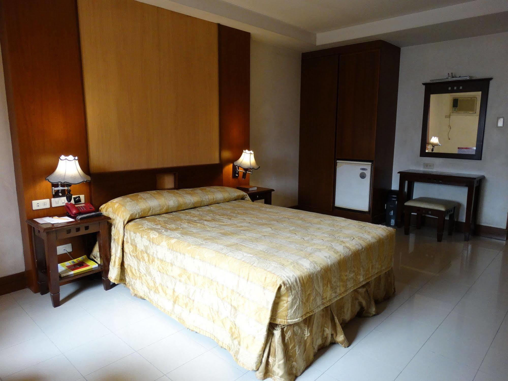 Cherry Blossoms Hotel Manilla Buitenkant foto