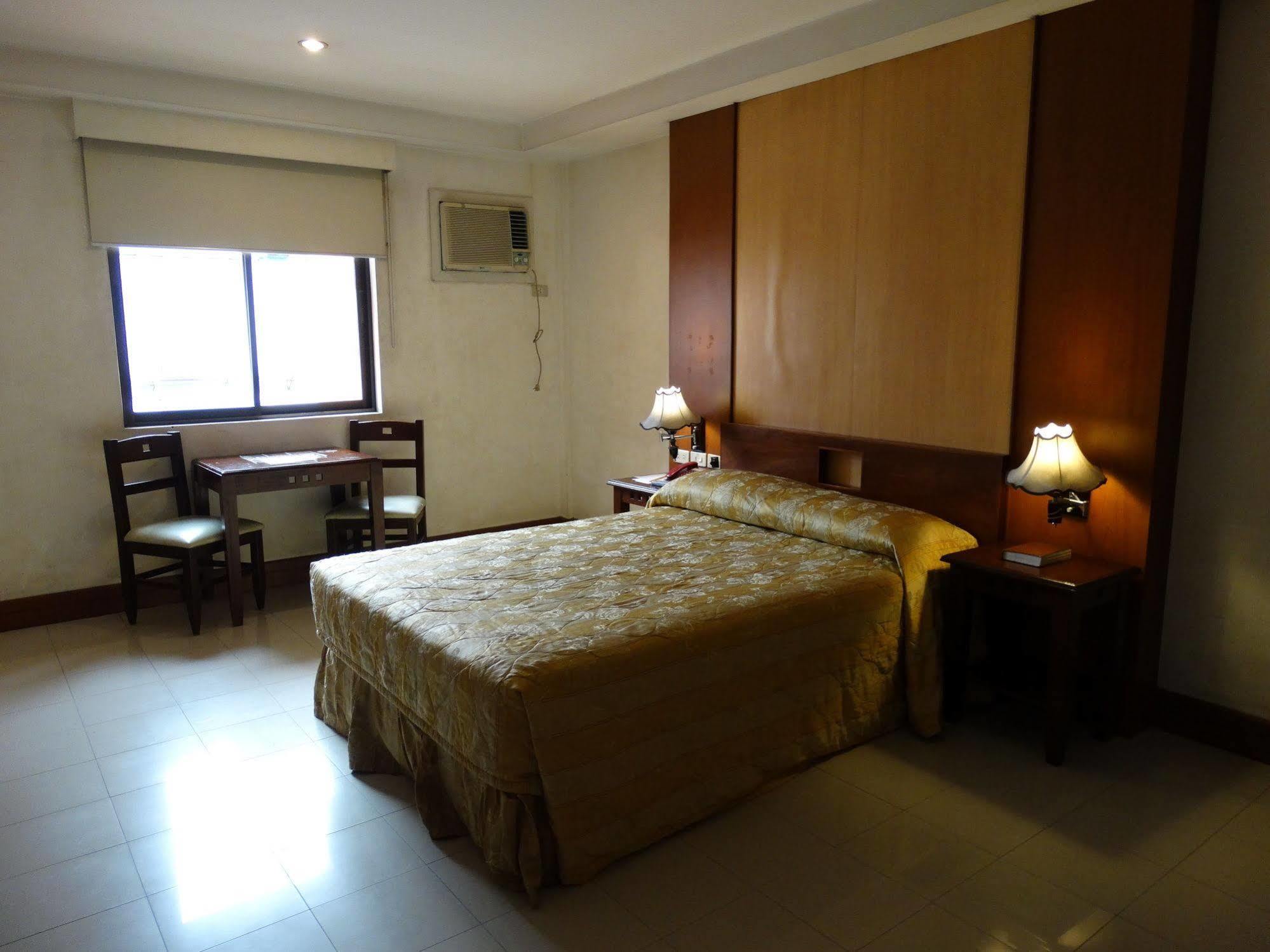 Cherry Blossoms Hotel Manilla Buitenkant foto