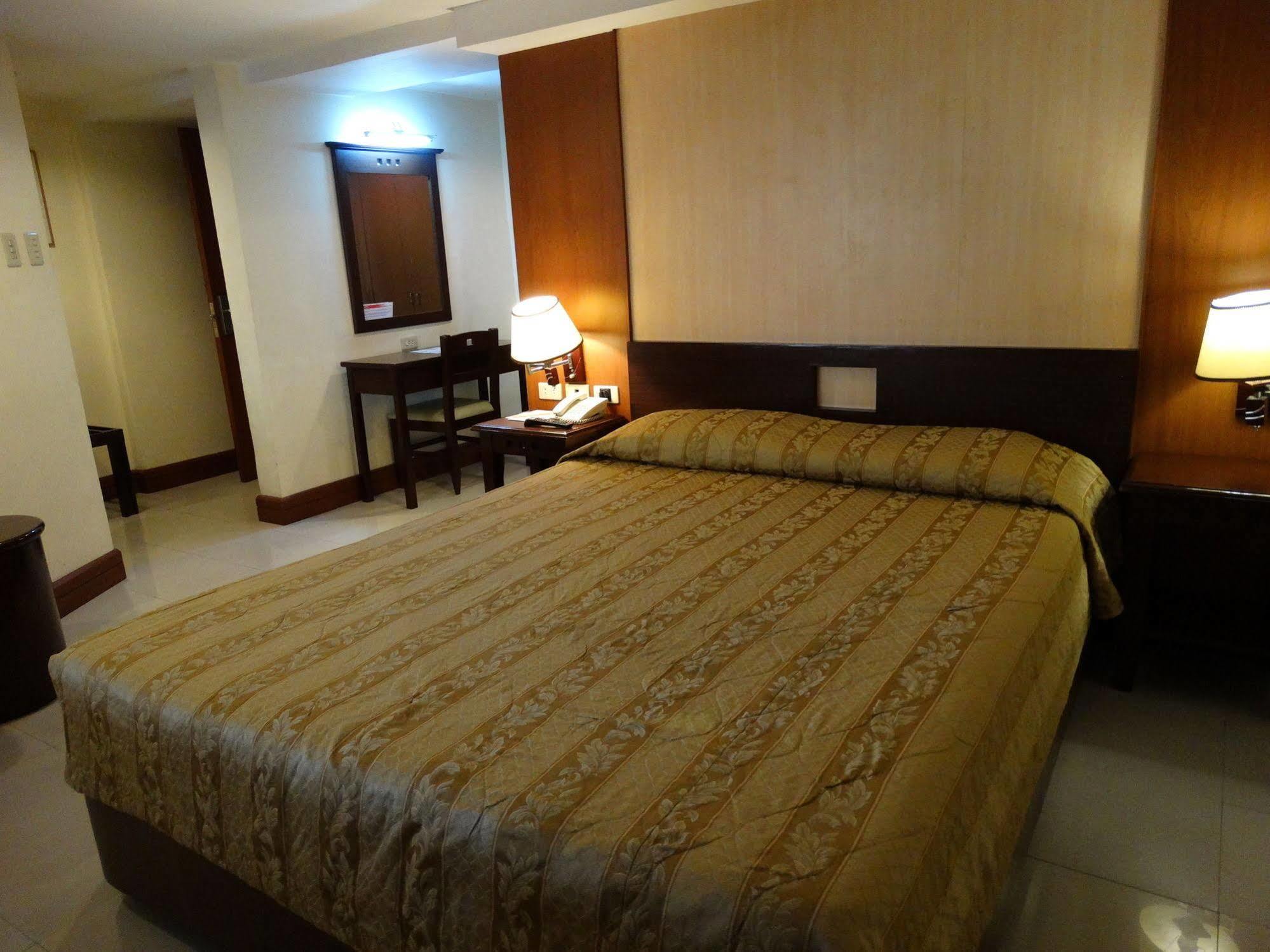 Cherry Blossoms Hotel Manilla Buitenkant foto