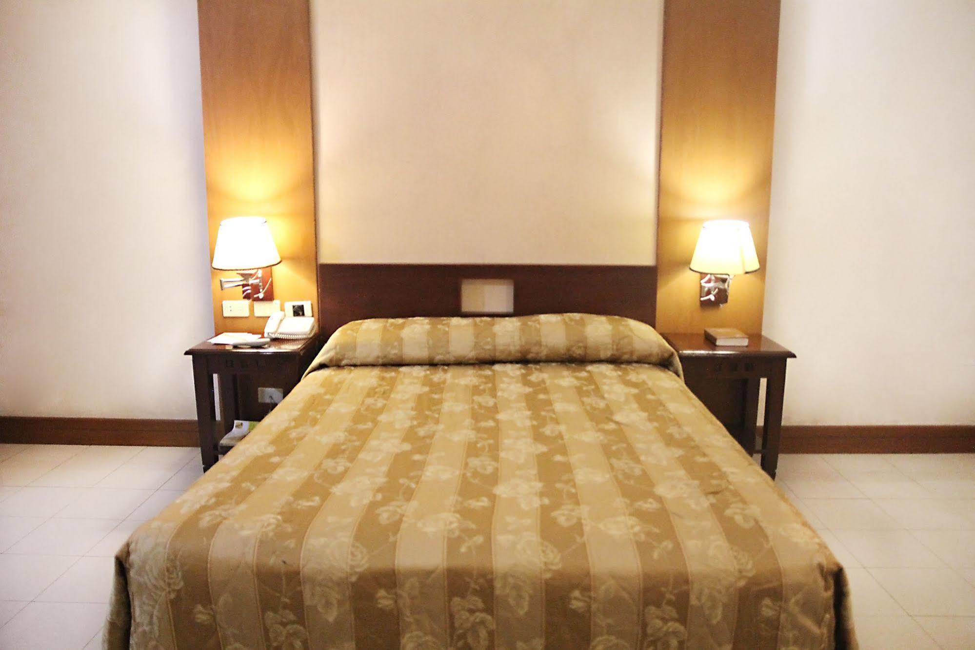 Cherry Blossoms Hotel Manilla Buitenkant foto