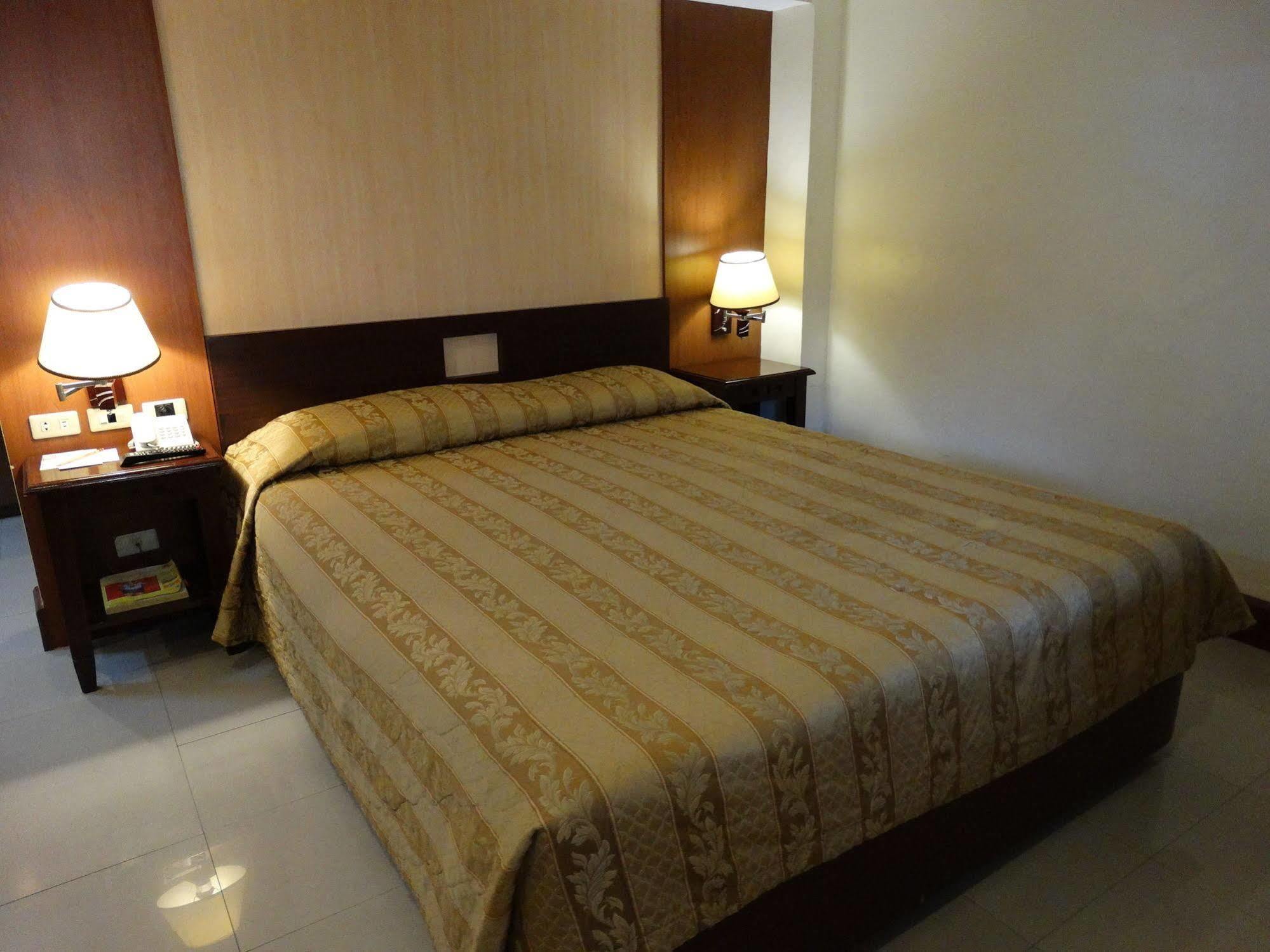 Cherry Blossoms Hotel Manilla Buitenkant foto